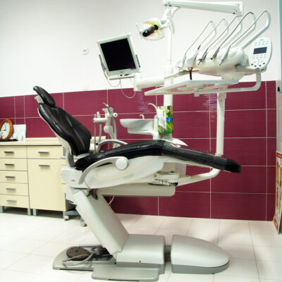 unit ortodontyczny wykorzystywany do zakładania aparatów przez ortodontę