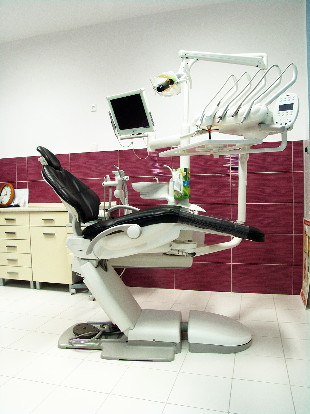 unit ortodontyczny wykorzystywany do zakładania aparatów przez ortodontę
