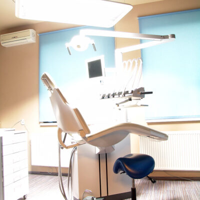unit stomatologiczny wykorzystywany przez dentystę dziecięcego podczas zebiegów