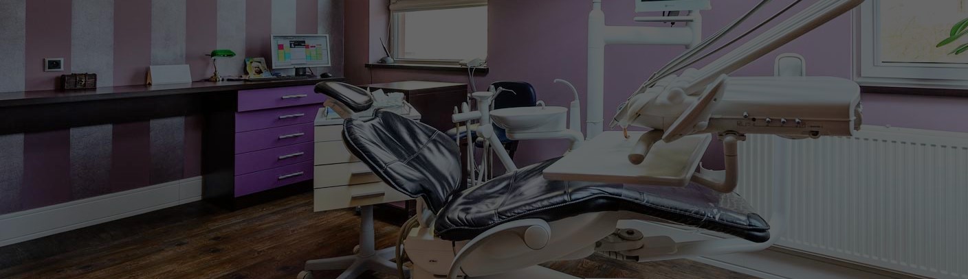 Unit stomatologiczny w gabinecie dentystycznym wykorzystywany do zabiegów: Implantologia, protetyka, ortodoncja, chirurgia stomatologiczna, leczenie kanałowe